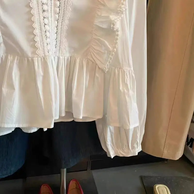 BLUSA CON VOLANTES Y CUELLO EN V
