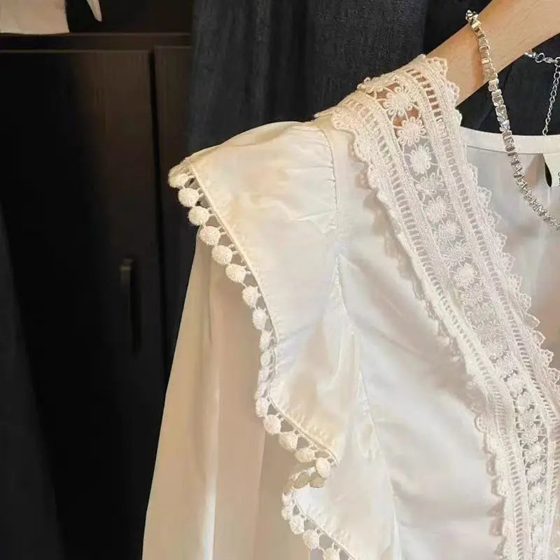 BLUSA CON VOLANTES Y CUELLO EN V